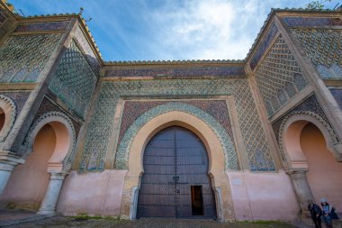 Meknes, Fas. Bab el-Mansour kapısı (Bab Mansour Laleuj) El Hedim Meydanı 'nda çok etkileyici zellij (mozaik seramik fayanslar) ile dekore edilmiştir. Eski şehrin girişi.