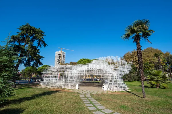 Tirana Albania 2018年10月19日 ティラナ中心部にあるインスタレーション作品 Cloud 日本を代表する建築家 藤本壮介氏デザイン ティラナ 東南ヨーロッパ — ストック写真
