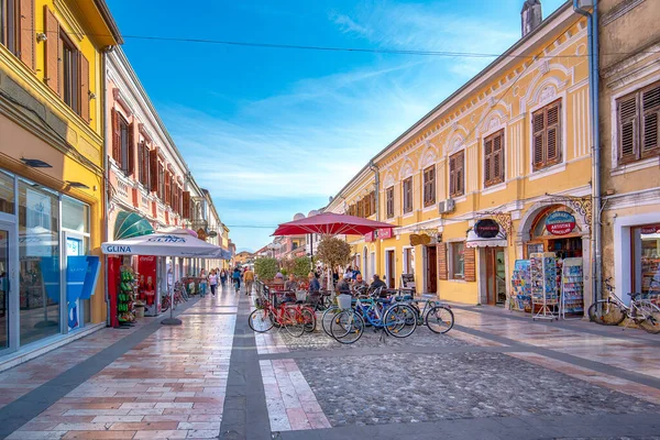 SHKODER, ALBANIA - 14 Ekim 2019 - Arnavutluk 'un kuzeyindeki Şkodra kentindeki merkez caddenin kent ve sokak manzarası. Bilinmeyen turistler yaya caddesinde yürüyor (Rruga Kole Idromeno)