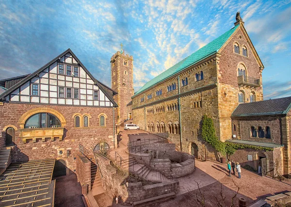 Eisenach ドイツ 2019年 広場や中庭内の有名なWartburg城の眺め タワーと美しい半木造の古い建物を見てください 宮殿はユネスコ世界遺産に登録されている — ストック写真