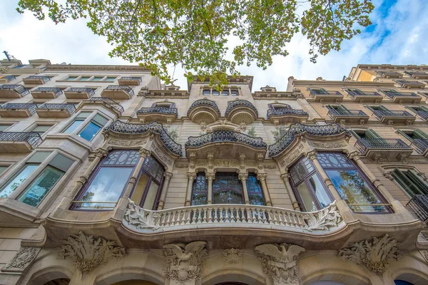 バルセロナ スペイン 11月 2019 バルセロナ市内中心部の古い家の外観 Casa Lleo Moreraは カタルーニャの有名な建築家Domenech Montanerによって設計された建物です — ストック写真