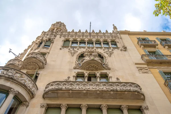 バルセロナ スペイン 11月 2019 バルセロナ市内中心部の古い家の外観 Casa Lleo Moreraは カタルーニャの有名な建築家Domenech Montanerによって設計された建物です — ストック写真