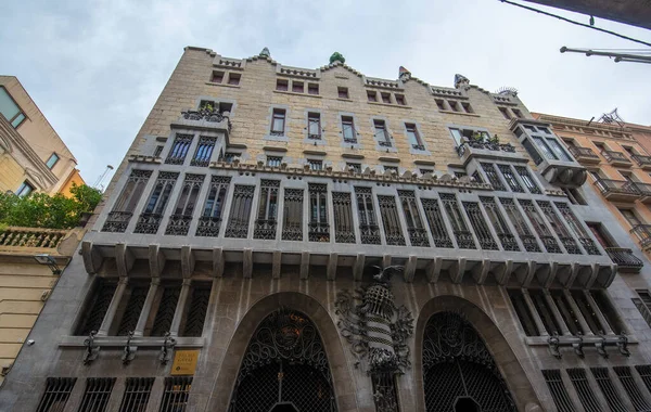 Barselona, İspanya - 15 Haziran 2019: Palau Guell (Guell Sarayı) ön cephesinden ayrıntı.