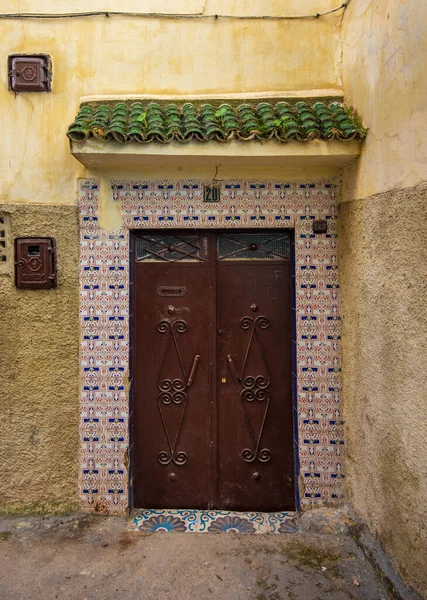 Традиционный Марокканский Дизайн Старинной Деревянной Входной Двери Старой Медине Марракеше — стоковое фото
