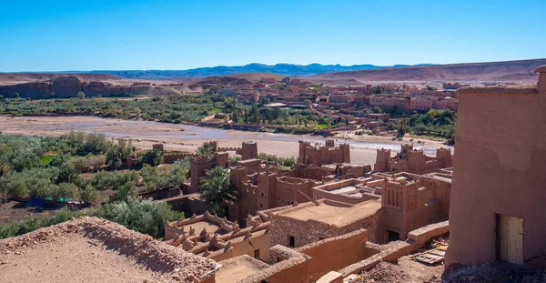 Ait Ben Haddou, Fas. Ait Benhaddou 'nun Ksar' ı - Fas 'ta Sahra ve Marakeş arasındaki eski kervan rotasında güçlendirilmiş şehir (ighrem). UNESCO Dünya Mirası.