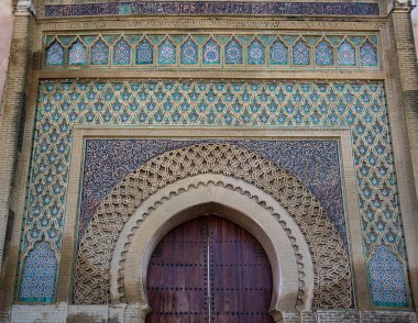 Meknes, Fas. Bab el-Mansour kapısı (Bab Mansour Laleuj) El Hedim Meydanı 'nda çok etkileyici zellij (mozaik seramik fayanslar) ile dekore edilmiştir. Eski şehrin girişi.