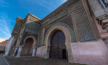 Meknes, Fas. Bab el-Mansour kapısı (Bab Mansour Laleuj) El Hedim Meydanı 'nda çok etkileyici zellij (mozaik seramik fayanslar) ile dekore edilmiştir. Eski şehrin girişi.
