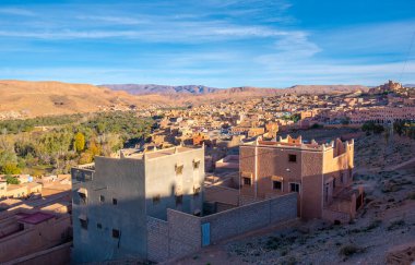 Kalaat M 'Gouna, Fas. MGoun Vadisi 'ndeki nehir bölgesi güller vadisi, gül yağı ve Todra Gorge yakınlarındaki diğer kozmetik ürünleri yapmak için toplanır. Berber evleri