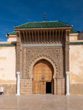 Meknes, Fas - 18 Aralık 2019: Fas 'taki Moulay İsmail Anıtı' nın kapısı. Moulay İsmail 'in mozolesi bir mezar ve camidir. giriş kapısı