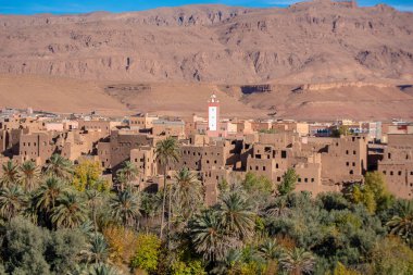 Kalaat M 'Gouna, Fas. MGoun Vadisi 'ndeki nehir bölgesi güller vadisi, gül yağı ve Todra Gorge yakınlarındaki diğer kozmetik ürünleri yapmak için toplanır. Berber evleri