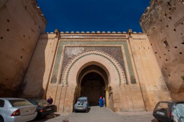 Meknes, Fas - 08 Aralık 2019: Bab Dhar Lakbira veya Bab Rais kapısında Meknes manzarası. UNESCO 'nun dünya mirası listesinde yer alan bir şehir. 11. yüzyılda Almoravidler tarafından kurulmuş bir şehir.