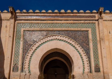 Meknes, Fas - 08 Aralık 2019: Bab Dhar Lakbira veya Bab Rais kapısında Meknes manzarası. UNESCO 'nun dünya mirası listesinde yer alan bir şehir. 11. yüzyılda Almoravidler tarafından kurulmuş bir şehir.