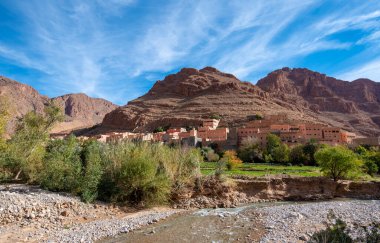 MGoun Vadisi 'ndeki nehir bölgesi güller vadisi, gül yağı ve diğer kozmetik ürünleri yapmak için çiçeklerin toplandığı yer. Todra vadisi ve yüksek atlas dağı. Berber evleri