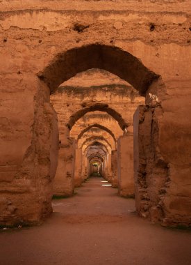 Fes yakınlarındaki Kraliyet Ahırları ve Moulay İsmail 'in Fas' ın başkenti Meknes 'teki tahıl ambarlarının antik kalıntıları. Miknasa