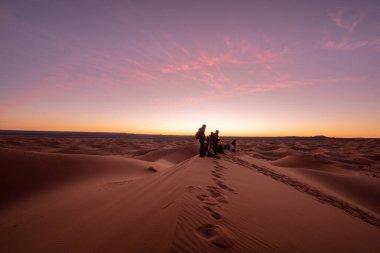Çölde günbatımı manzarası. Sahra Çölü 'ndeki Dunes Erg Chebbi Merzouga, Fas, Afrika yakınlarında. Göz kamaştırıcı gökyüzü ile güzel kum manzarası