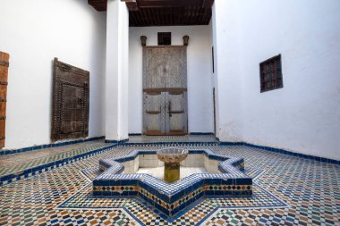Fes, Fas - 30 Kasım 2019: Fez Medina 'daki Dar Batha Müzesi' nin avlusu. Eski kraliyet sarayı ve ulusal sanat, etnografi ve kültürel faaliyetler müzesi. Madrasa iç mekanda