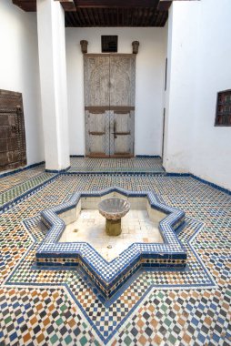 Fes, Fas - 30 Kasım 2019: Fez Medina 'daki Dar Batha Müzesi' nin avlusu. Eski kraliyet sarayı ve ulusal sanat, etnografi ve kültürel faaliyetler müzesi. Madrasa iç mekanda