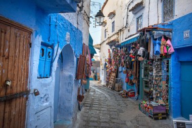 Mavi şehrin güzel manzarası CheFCHAOUEN, Medina 'daki MoroCCO. Geleneksel Fas mimari detayları ve boyalı evler. Kapısı olan bir sokak ve kemerli parlak mavi duvarlar