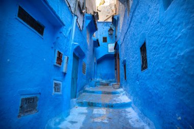 Mavi şehrin güzel manzarası CheFCHAOUEN, Medina 'daki MoroCCO. Geleneksel Fas mimari detayları ve boyalı evler. Kapısı olan bir sokak ve kemerli parlak mavi duvarlar