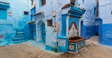 Mavi şehrin güzel manzarası CheFCHAOUEN, Medina 'daki MoroCCO. Geleneksel Fas mimari detayları ve boyalı evler. Kapısı olan bir sokak ve kemerli parlak mavi duvarlar