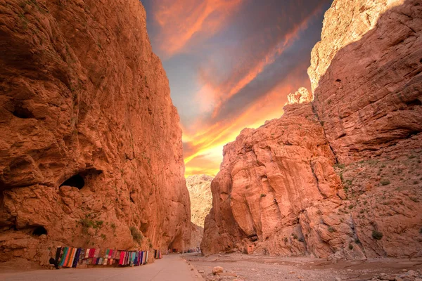 Todgha Gorge veya Gorges du Toudra, Fas 'ın Tinerhir kenti yakınlarındaki Yüksek Atlas Dağları' nda bulunan bir kanyondur. Gün batımında bir dizi kireçtaşı nehir kanyonu ya da Dades Nehri 'nin Vadi ve komşusu.