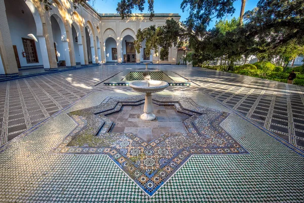 Fes, Fas - 10.02.2020: Fez Medina 'daki Dar Batha Müzesi' nin avlusu. Eski kraliyet sarayı ve ulusal sanat, etnografi ve kültürel faaliyetler müzesi. Madrasa iç mekanda