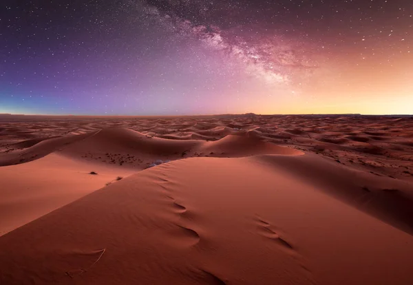Merzouga, Fas, Afrika yakınlarındaki Sahra Çölü 'ndeki kum tepeleri üzerinde inanılmaz samanyolu. Yıldızlarla dolu çarpıcı gökyüzü ve yıldızlı gökyüzünün altında gece olan güzel kum manzarası. Gün batımından sonra