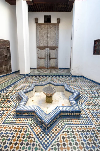 モロッコのフェス 11月 2019 フェズ メディナのダール バサ博物館の中庭 旧王宮や国立美術館 民族誌や文化活動の博物館 内部のマドラサ — ストック写真