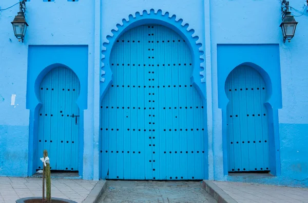 Typisch Alt Blau Aufwändig Geschnitzt Besetzt Marokkanischen Riad Tür Und — Stockfoto