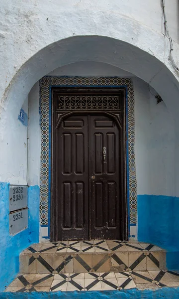 Typisch Alt Blau Aufwändig Geschnitzt Besetzt Marokkanischen Riad Tür Und — Stockfoto