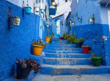 Mavi şehrin güzel manzarası CheFCHAOUEN, Medina 'daki MoroCCO. Geleneksel Fas mimari detayları ve boyalı evler. Kapısı olan bir sokak ve kemerli parlak mavi duvarlar