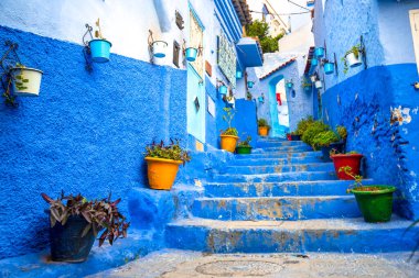 Mavi şehrin güzel manzarası CheFCHAOUEN, Medina 'daki MoroCCO. Geleneksel Fas mimari detayları ve boyalı evler. Kapısı olan bir sokak ve kemerli parlak mavi duvarlar