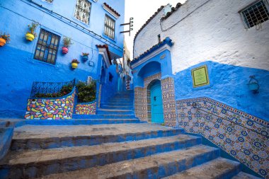 Mavi şehrin güzel manzarası CheFCHAOUEN, Medina 'daki MoroCCO. Geleneksel Fas mimari detayları ve boyalı evler. Kapısı olan bir sokak ve kemerli parlak mavi duvarlar