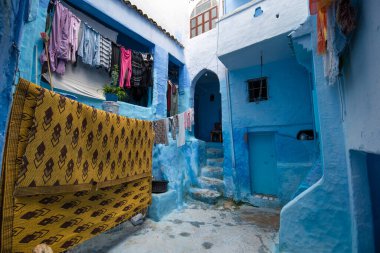 Mavi şehrin güzel manzarası CheFCHAOUEN, Medina 'daki MoroCCO. Geleneksel Fas mimari detayları ve boyalı evler. Kapısı olan bir sokak ve kemerli parlak mavi duvarlar