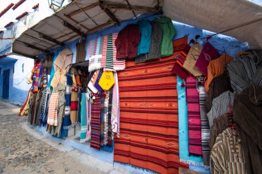 Mavi şehrin güzel manzarası CheFCHAOUEN, Medina 'daki MoroCCO. Geleneksel Fas mimari detayları ve boyalı evler. Kapısı olan bir sokak ve kemerli parlak mavi duvarlar