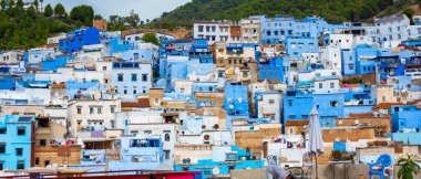 Mavi şehrin güzel manzarası CheFCHAOUEN, Medina 'daki MoroCCO. Geleneksel Fas mimari detayları ve boyalı evler. Kapısı olan bir sokak ve kemerli parlak mavi duvarlar