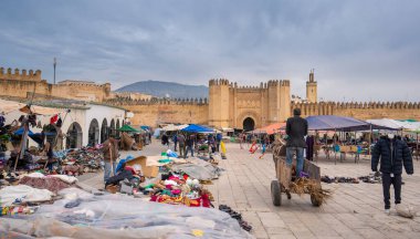 Fes, Fas - 16 Aralık 2019: Bab Chorfa 'daki pazar ve Medine Fez' in kapısı ve Boujloud 'u yerleştiren insanlar. Eski Fes El Bali kentine giriş ve Medina, UNESCO dünya sitesi