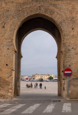 Fez, Fas - 10.01.2019: Fes El Bali 'deki eski Medine' ye açılan kapının manzarası. Antik şehir ve Fas 'ın en eski başkenti. Fas 'ın imparatorluk şehirlerinden biri. unesco Dünya Mirası Sitesi