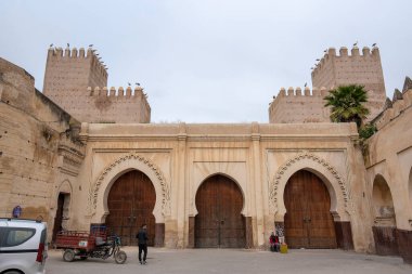 Fes, Fas - 20 Aralık 2019: Fez 'deki Medine' ye giden duvarların ve Bab Mechouar kapısının görüntüsü. Antik şehir ve Fas 'ın en eski başkenti. İmparatorluk şehirlerinden biri. unesco Dünya Mirası 