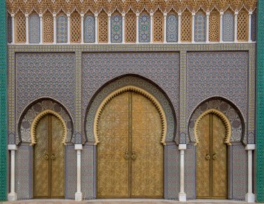 Fes, Fas 'taki Kraliyet Sarayı' nın (Fez) girişindeki süslü altın metalden yapılmış Bab Majzen kapısının güzel manzarası. Dar al-Makhzen 'in süslemeli geometrik deseni. Kralın evi