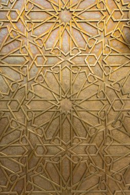 Fes, Fas 'taki Royal Palace' ın (Fez) girişindeki süslü altın metalden yapılmış Bab Majzen kapısı hakkında güzel detaylar. Dar al-Makhzen 'in süslemeli geometrik deseni ve sapları veya tokmakları