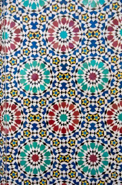 Fes, Fas 'taki Kraliyet Sarayı' nın (Fez) girişindeki süslü mozaiğin ayrıntıları. Fas stili Arapça doğulu Dar al-Makhzen 'in süslü geometrik deseni