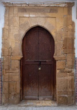Rabat, Fas. Geleneksel Fas tarzı bir antik ahşap giriş kapısı tasarımı. Eski Medine 'de. Tipik, eski, karmaşık bir şekilde oyulmuş, çivili, Fas riad kapısı.