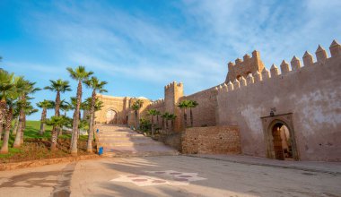 Udayas Kasbah (Oudayas) Fas 'ın Rabat kentindeki antik kalesi Bou Regreg nehrinin ağzındadır. Fas 'ın başkenti. Almohad kapısı Bab Oudaia tahkim edilmiş duvarın önünde. 