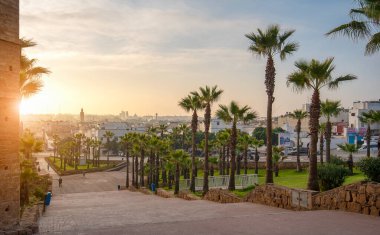 Rabat, Fas. Udayas 'ın Kasbah kalesinden doğan gündoğumu Bou Regreg nehrinin ağzında yer almaktadır. Rabat Fas 'ın başkentidir. Almohad kapısı Bab Oudaia 