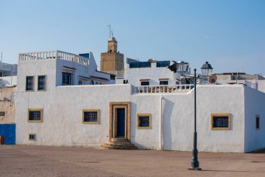 Fas 'ın başkenti Rabat' taki Udayas antik kalesi Kasbah 'ın içindeki güzel eski beyaz evler ve AL KASBAH camii. UNESCO Dünya Mirası Statüsü ve turistler arasında çok ünlü