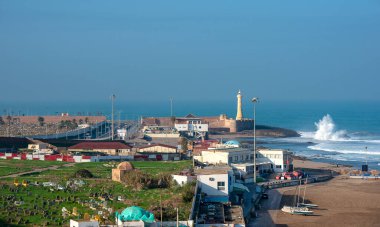 Rabat. Fas - 10 Ocak 2019 Rabat Atlantik kıyısındaki deniz feneri ve Udayas Kasbah (Oudayas) antik kalesinin yanındaki plaj