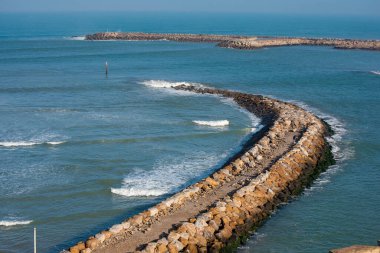 Udayas Kasbah (Oudayas) Fas 'ın Rabat kentindeki antik kalesi Bou Regreg nehrinin ağzındadır. Fas 'ın başkenti. Okyanus sahilinin önündeki surların manzarası.