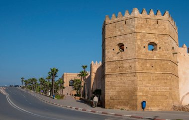 Rabat, Fas - 07 Ocak 2019: Udayas Kasbah (Oudayas) antik kalesi Bou Regreg Nehri ağzında yer almaktadır. Rabat Fas 'ın başkentidir. Almohad kapısı Bab Oudaia.