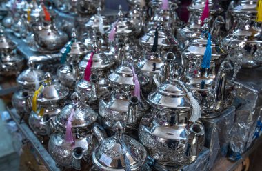 Marakeş, Fas. Fas pazarında çay için geleneksel metal çaydanlık seçimi (souk). Fas çeliği ve gümüş çaydanlıklar sokak pazarında